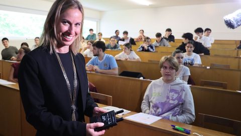 Maite Flores, presidenta de la CIUG, revisa con un detector de móviles un aula de la USC