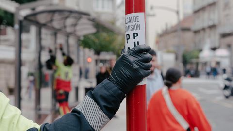 Huelga en Ourense: pegatinas que reclaman la dimisin de Jcome.