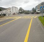 El cruce est� se�alizado con l�neas amarillas por las obras. 