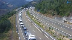 Colas antes del desvo obligatorio hacia el propio pueblo de Pedrafita do Cebreiro