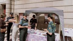La mesa informativa sobre la violencia machista se instal� frente a la Subdelegaci�n del Gobierno de Ourense 
