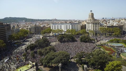 Vista sobre la plaza de Catalua durante el minuto de silencio por los atentados de Barcelona y Cambrils