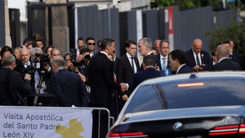 Pedro S�nchez y el rey Felipe se dan la mano a las puertas de la Sagrada Familia.
