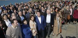 Los populares se hicieron una foto de familia frente a la fuente de los surfistas. 