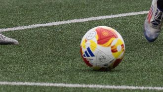 Un bal�n de f�tbol campo