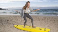 La actriz Mar�a Tasende bromea sobre una tabla de surf