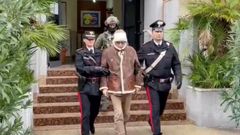 Messina Denaro escoltado por polic�as el d�a de su detenci�n.