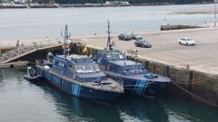 Las patrulleras de Altura del SVA Gerifalte y Alcarav�n II, amarradas inoperativas en el puerto de Mirasol, en Ribadeo