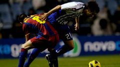 Iniesta intenta arrebatarle la pelota a Valer�n en el �ltimo partido entre D�por y Barcelona en Riazor.