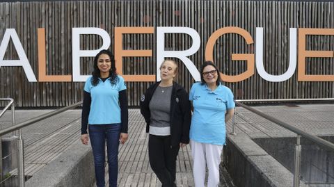 Eugenia Gonz�lez (en el centro de la foto) con empleadas del Albergue Milladoiro, donde dan una acogida cristiana a los peregrinos.