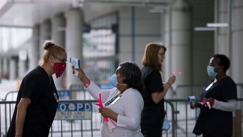 Personal m�dico toma la temperatura durante la preparacion del centro de convenciones Ernest N. Morial para pacientes de coronavirus, en Nueva Orle�ns