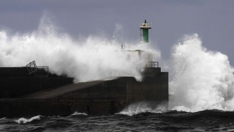  Olas de gran tama�o rompen contra el faro del puerto de San Esteban en Muros de Nal�n