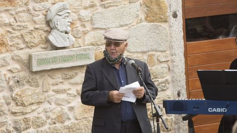 Presentación do libro Poemas, de Fina Cousillas, co seu irmán, Raimundo, e con Uxía Varela, presidenta da Casa da Muller