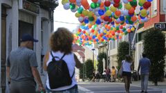 Decoracin festiva con globos instalada en la calle Basanta Silva en las fiestas del 2022.