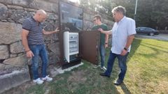 El alcalde de Pontevedra y el concejal Alberto Oubi�a, este jueves en Marc�n, con el nuevo cuadro de luz