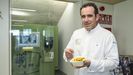 El profesor Paco Moreno, con uno de los platos saludables que salen de la mquina expendedora del CIFP Carlos Oroza de Pontevedra, el pasado diciembre