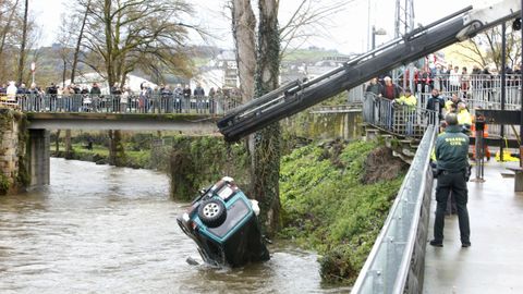 Muere un var&oacute;n al caer con su veh&iacute;culo al r&iacute;o Sarria en a Ponte do Peregrino