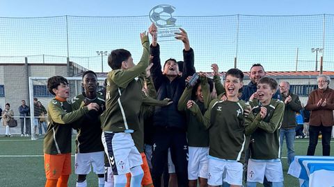 Los jugadores del Alev�n A del Celta celeban el triunfo en el torneo Sagrado Coraz�n, en Lugo.
