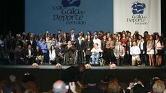 Foto de familia de los premiados y la corporaci�n