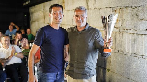 Fin de curso en Afiador.Luis Parada recibe el primer Trofeo Afiador, en nombre del colectivo