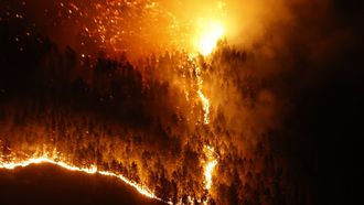 Imagen del incendioen Parada y Covas, una a cada lado del Lor