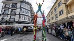 La compaa Tchyminigagua calde ayer el ambiente en la feria de Vimianzo, antesala de los das grandes del festival Vimianzo M.O.L.A. 
