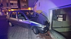 El veh�culo se empotr� contra un bajo de la Praza do Pazo, en Sanxenxo