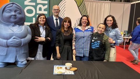 Las�participantes en la jornada sobre las sobremesas gallegas, junto con el director de la Axencia Galega da Calidade Agroalimentaria (Agacal)