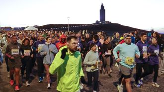 Imagen de la carrera popular de la torre de H�rcules, tambi�n del circuito Coru�a Corre