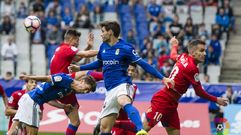 �scar Gil despeja un bal�n ante el Numancia