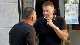 Miguel �ngel S�nchez, l�der del STL, a la entrada de la asamblea convocada en Los Rosales para decidir el mantenimiento de la huelga de basura en A Coru�a