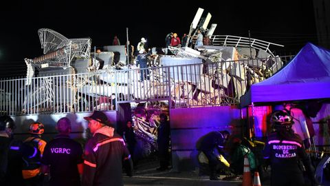 Rescatadores trabajan en un edificio afectado por el terremoto en Caracas