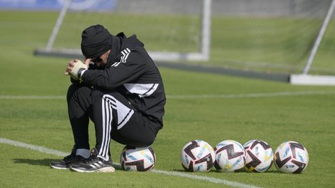 Penltimo entrenamiento para el Oviedo: un regreso, una baja segura y varias dudas.lvaro Cervera, en El Requexn