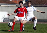 To�o Nespereira, a la derecha, en un partido de liga del Club Lemos en A Pinguela. 