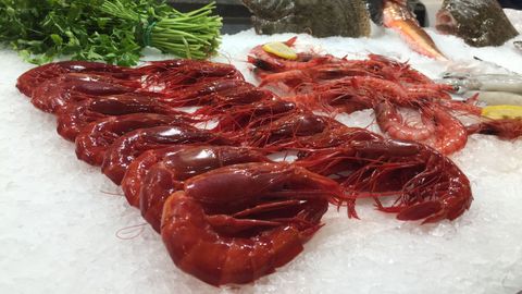 Gamba roja en un puesto de la coruesa plaza de Lugo (imagen de archivo)