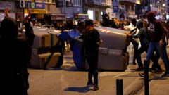 Unos 300 independentistas se concentraron a primera hora de este martes frente al cuartel de la Guardia Civil de Gerona