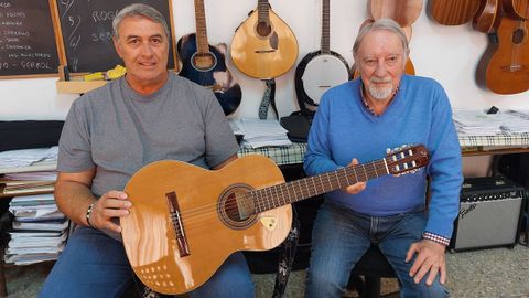 Bell�n (izquierda), uno de los m�sicos, y Pep�n de Soto, en el local de ensayo