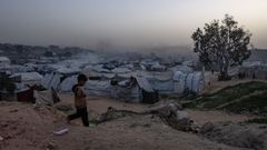 Un ni�o camina descalzo por el campamento de Khan Yunis, en el sur de Gaza, donde las bajas temperaturas y la lluvia est�n amenazando la supervivencia de los desplazados