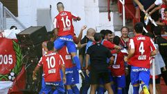 El Sporting festeja un gol en casa.Los jugadores del Sporting celebran en El Molin�n