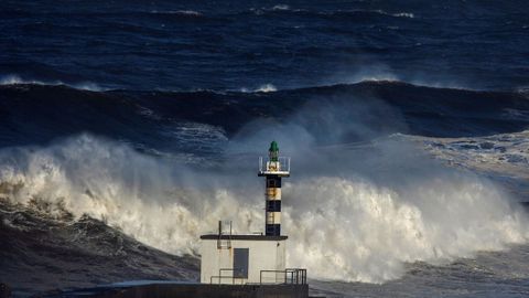 Las olas rompen en la desembocadura del r�o Nal�n en R�a de Pravia
