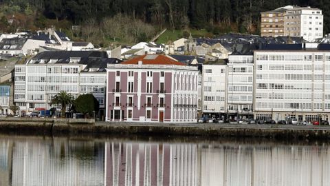 En primer plano, el Conservatorio Profesional de Msica de Viveiro, institucin que durante todo el ao dinamiza la vida cultural de A Maria