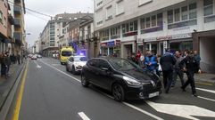 En primer t�rmino, el coche del conductor que sufri� las convulsiones. Al fondo, la ambulancia de Ourense que acababa de recogerlo