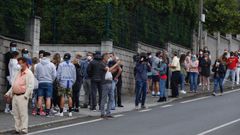 Cocentracion de vecinos de A Zapateira para protestar por una okupacion.