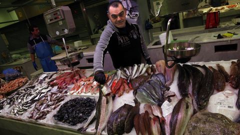 Venta de mariscos y pescados en Boiro.