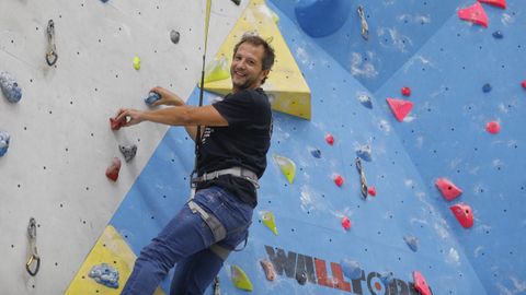 El exciclista santiagués David Blanco, en el centro de escalada Indoorwall, en el polígono de Costa Vella. «Al principio hacía de todo, hasta lijar el pladur. Ahora llevo mucha gestión», aclara divertido. «La parte social es importante. Cada vez a más gallegos les pica la curiosidad», remarca