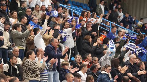 Aficionados en el enfrentamiento entre O Parrulo Ferrol y el Crdoba.
