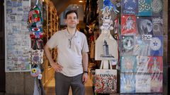 Tino Alvite en su tienda de suvenires Pequena Galer�a