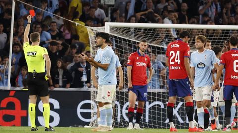 El colegiado Sesma Espinosa ense�a la tarjeta roja al jugador del Celta Marcos Alonso frente al Osasuna.