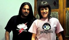 Fillo y Vanesa, luciendo dos de los siete modelos de camisetas Sapagueira que ellos han dise�ado.