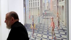 P�rez Villalta, en la exposici�n, en Madrid, pasando ante una de sus obras